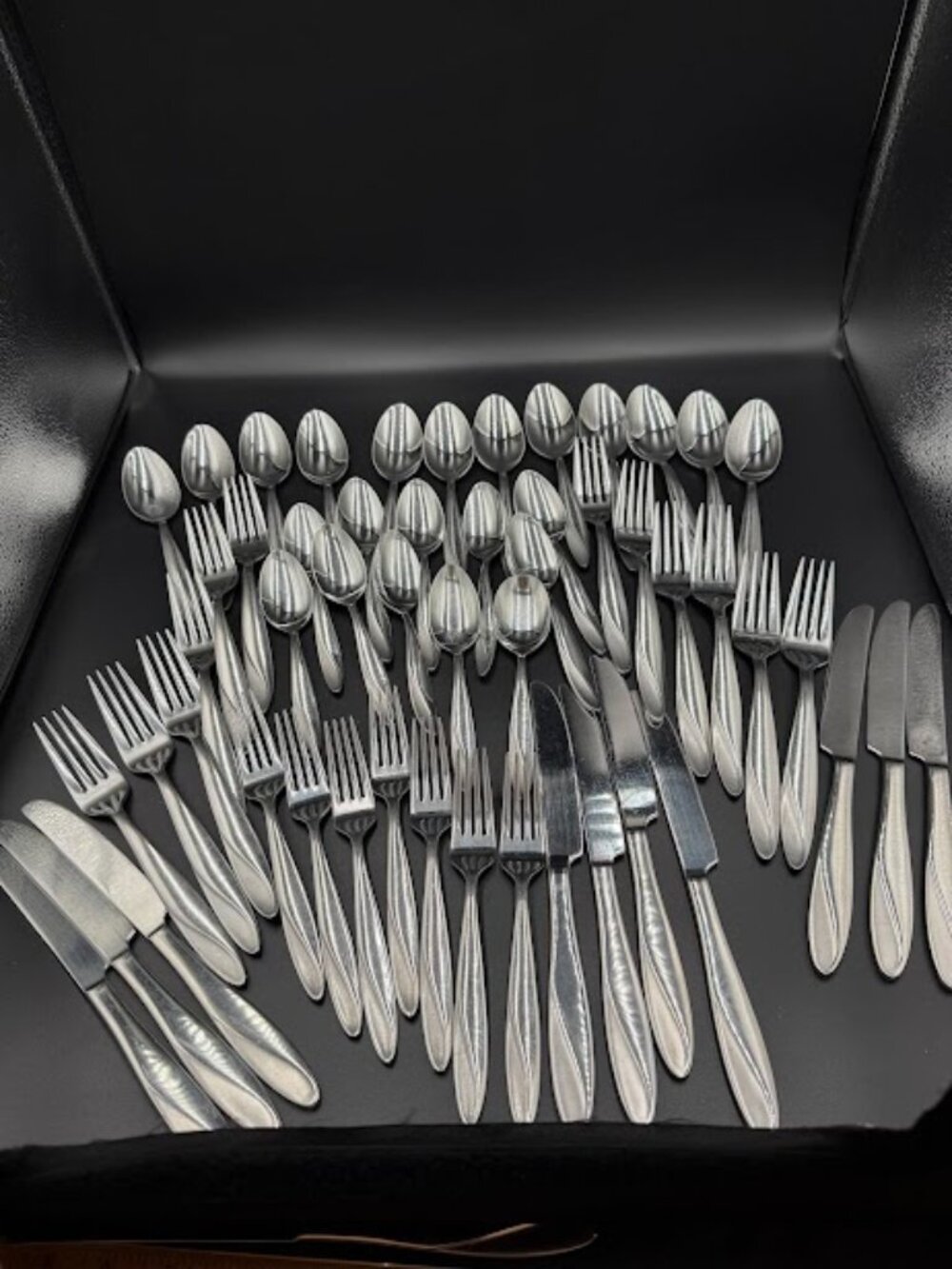 Oneida Madeline Flatware 53 PC Set Knife Dinner Salad Fork Soup Spoon Teaspoon